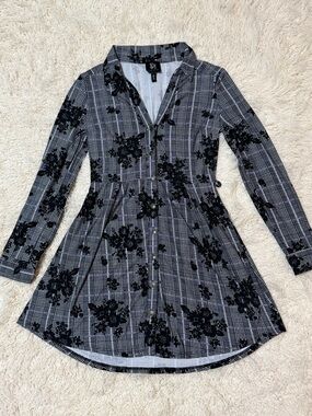 Women’s size small Derek Heart black and white floral button down dress